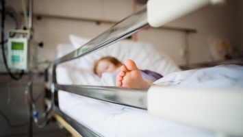 Он же живой: родители умоляют врачей не отключать ребенка от аппарата