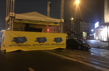В центре Киева "евробляхеры" установили сцену на пути колонны Саакашвили