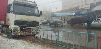ДТП в Краснодоне: грузовик "встретился" с маршруткой и протаранил ограждение (фото)