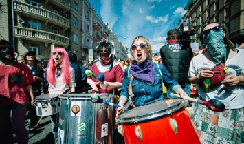 Бой барабанов и разгневанные киевляне, в центре столицы организовали еще один митинг
