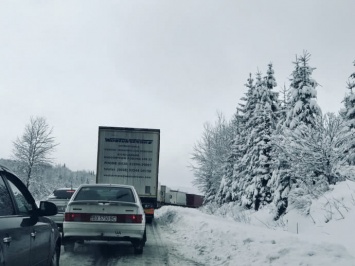 Из-за снега на трассе Киев-Чоп километровые пробки: фуры застревают на перевалах