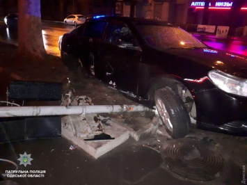 ДТП на Среднефонтанской: пьяный водитель сбил светофор