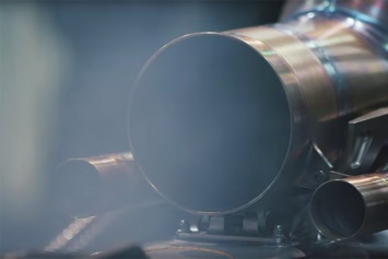 Видео: В Mercedes запустили двигатель новой машины