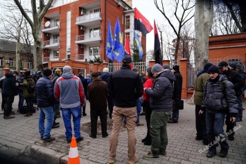 Под консульством Польши в Одессе патриоты требовали отменить «антибандеровские законы» (фото)