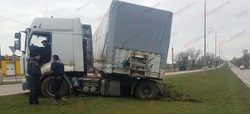 ДТП на Запорожье: Грузовик Renault вылетел на газон и застрял