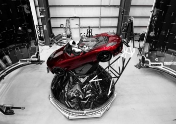 Илон Маск подтвердил завтрашний запуск ракеты Falcon Heavy и опубликовал фото готовящегося к отправке в космос спорткара