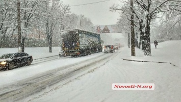 Из-за гололеда образовалась пробка на Варваровском мосту