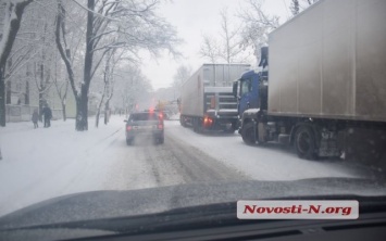 Из-за снегопада и гололеда на Варваровском мосту большой затор