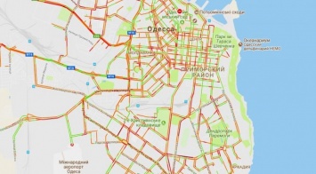 Мощный снегопад в Одессе парализовал движение на дорогах