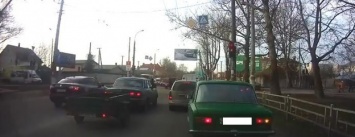 В Херсоне водитель иномарки спровоцировал аварийную ситуацию (видео)