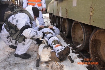 Десантники николаевской 79-ки учились эвакуировать "раненых" и оказывать им первую помощь