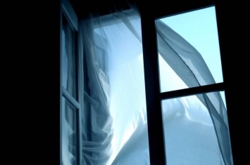 В Луганске девушка выпрыгнула из окна восьмого этажа