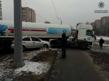 Возле харьковского супермаркета легковушка врезалась в автоцистерну