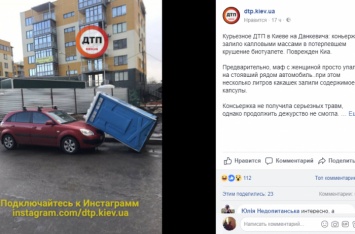 ДТП в Киеве: на автомобиль упал биотуалет с «пассажиром» внутри. ФОТО