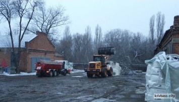 На Днепропетровщине спецтехника расчищает дороги от снежных заносов