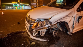 На Калиновой Lada протаранила Renault и вылетела на тротуар: пострадал мужчина