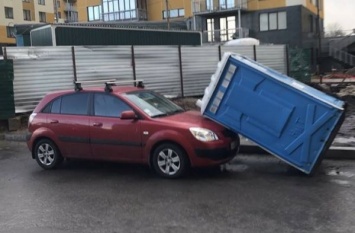 В Киеве на машину упал биотуалет с женщиной внутри