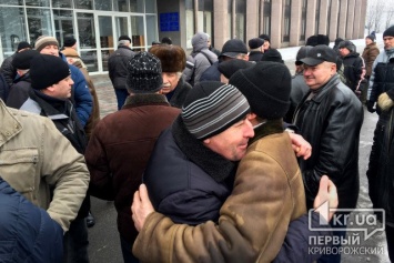 Под криворожским горисполкомом митинговали пенсионеры-силовики