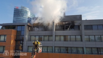 На площади в центре Берлина загорелся пятизведочный отель