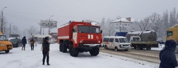 Скользящие автомобили и беспомощные фуры: как в Николаеве справлялись с непогодой, - ФОТО, ВИДЕО