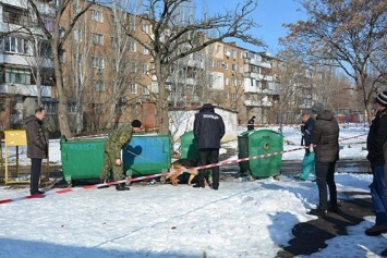 В Николаеве 30-летняя женщина родила ребенка на балконе, а после убила и выбросила в мусорный контейнер