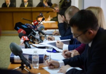 Тенюх подал в отставку с поста и. о. министра обороны 25 марта 2014 года, поскольку его план "идти на прорыв" в Крыму не был поддержан