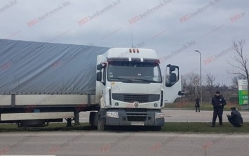 В Запорожской области пьяный водитель фуры плакал при патрульных (Видео)