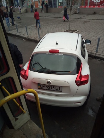 Машину автохама на Nissan в Одессе убирали "вручную"