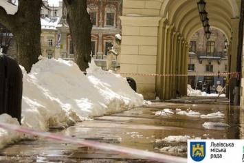 Во Львове сосулька разбила голову пенсионерке