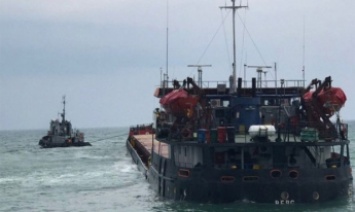 В Крыму тонет судно с украинцами: появились фото