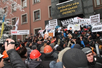 Этот день в истории: в оккупированном Донецке взорвался склад боеприпасов, из огнемета ликвидировали Гиви