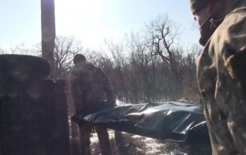 Украинские военные отдали сепаратистам тела погибших (Видео)