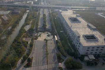 В Китае обрушилась автотрасса над метро, восемь человек погибли. Фото