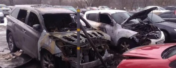 На парковке в Харькове подожгли четыре иномарки (ФОТО)