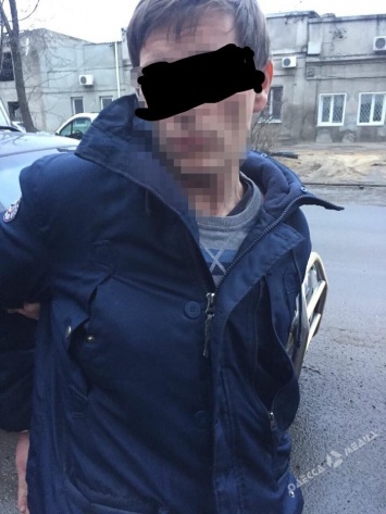 На Молдаванке мужчина ворвался в дом с пистолетом и ограбил хозяев
