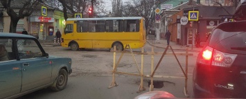 В центре Симферополе на проезжей части провалился асфальт