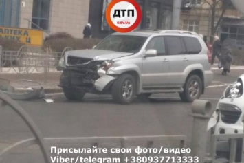 Неисправный светофор: в Киеве произошло тройное ДТП