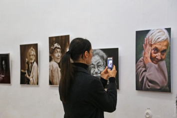 Котовасия, лица и выкрутасы: в Художественном музее показали "Окружающую реальность" Александра Синельникова