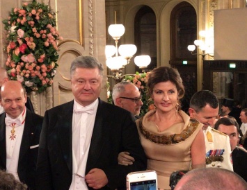 Появились фото с Венского бала, куда прибыли Петр Порошенко и его жена Марина