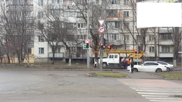 На углу Маршала Жукова и улицы Левитана устанавливают «умный светофор»