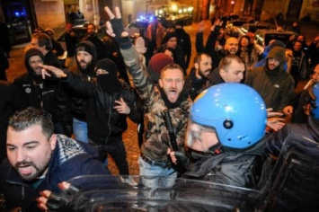 В Италии полиция дубинками разгоняла несанкционированный протест ультраправых