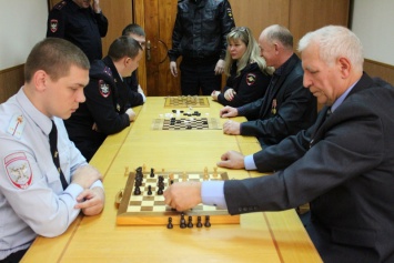 Сотрудники и ветераны Крымского ЛУ МВД России на транспорте сразились в турнире по шахматам и шашкам
