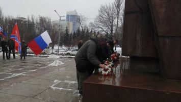 Пургин с Ходаковским под флагом России принесли цветы Артему в Донецке