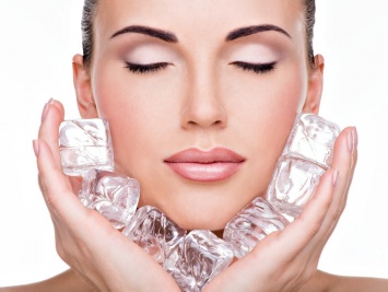 Косметологи рассказали о пользе косметического льда при уходе за кожей лица