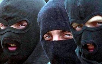 В Херсонской области вооруженные люди в масках ворвались в дом чиновника