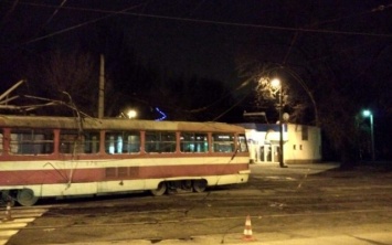 В Запорожье трамвай совершил ДТП, провода под напряжением лежали на проезжей части
