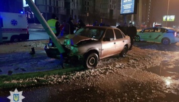 В Харькове легковушка на полном ходу влетела в электроопору