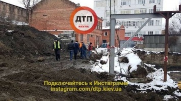 В Киеве на стройке обвалились бетонные блоки - погиб подросток (Фото)