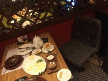 Саакашвили не успел оплатить счет в ресторане, а его друзья сбежали (Фото)