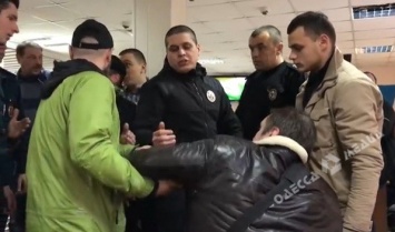 Протеже одесского губернатора выгнал журналиста из зала суда с помощью полиции